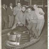 Mauro esibisce una preziosa foto del 1956 che mostra il padre e i suoi zii a cavallo di una macchina da scontro. Fu scattata quando il luna park si trovava in via Giulio Petroni